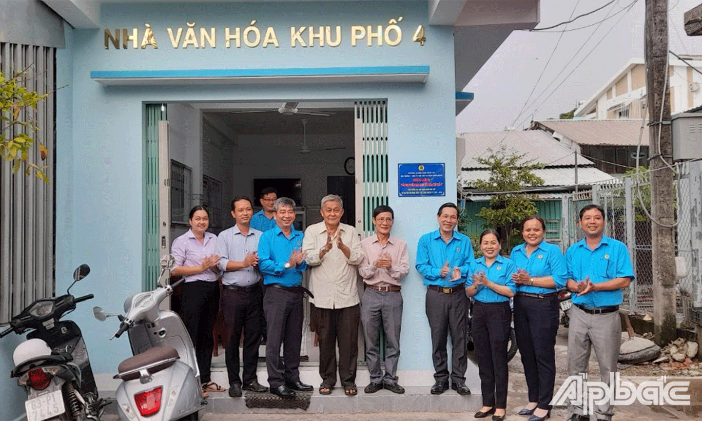 gắn biển công trình thi đua cấp tỉnh tại điểm sinh hoạt văn hóa Khu phố 4, phường 6, thành phố Mỹ Tho. 