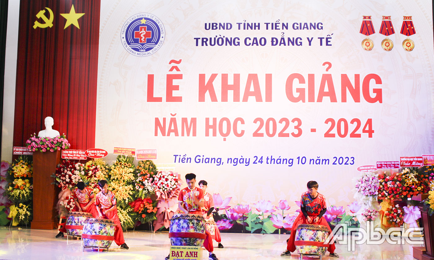 Tiết mục văn nghệ tại Lễ khai giảng. 