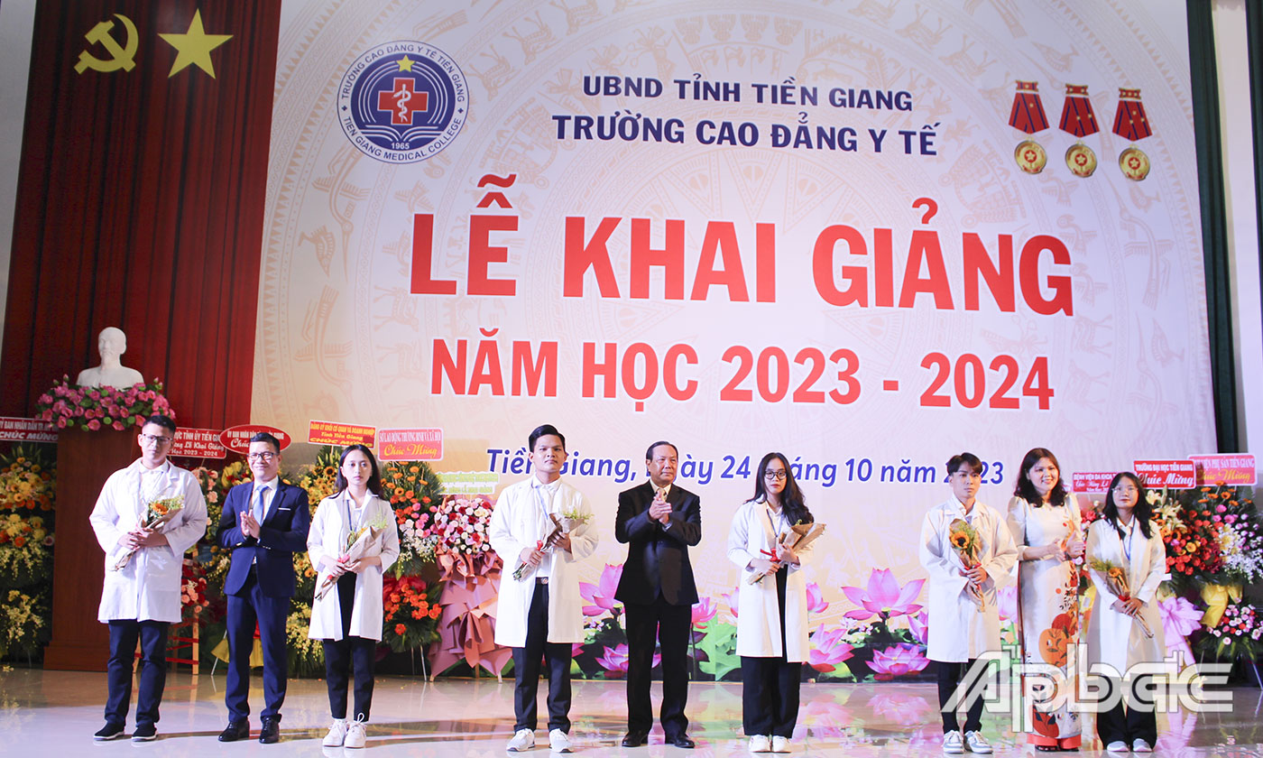 Nghi thức trao áo blouse trắng cho các em tân sinh viên năm học 2023 - 2024. 