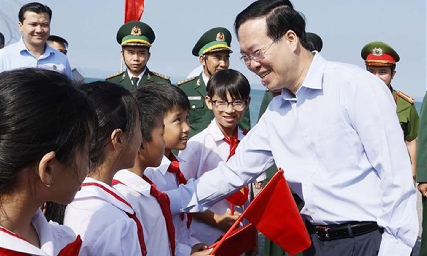 President visits soldiers, people in Co To island district