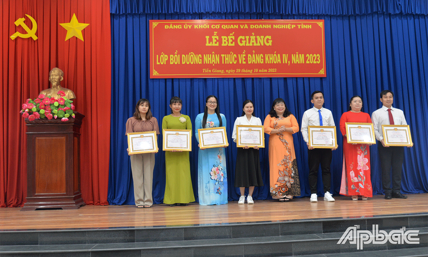 Bí thư Đảng uỷ Khối Thái Ngọc Bảo Trâm khen thưởng các học viên đạt thành tích.