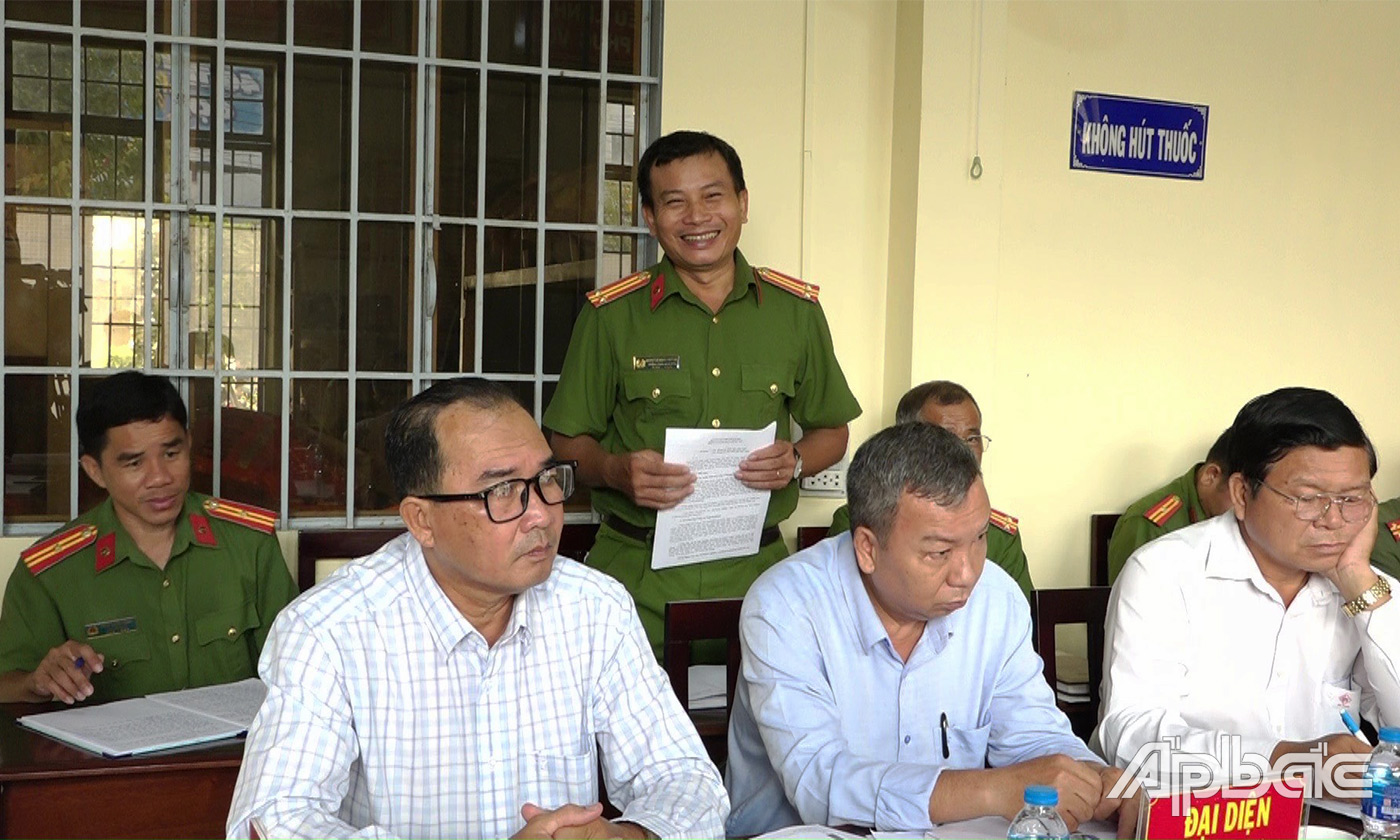 Đại diện Công an Thị trấn Vĩnh Bình phát biểu tại buổi làm việc