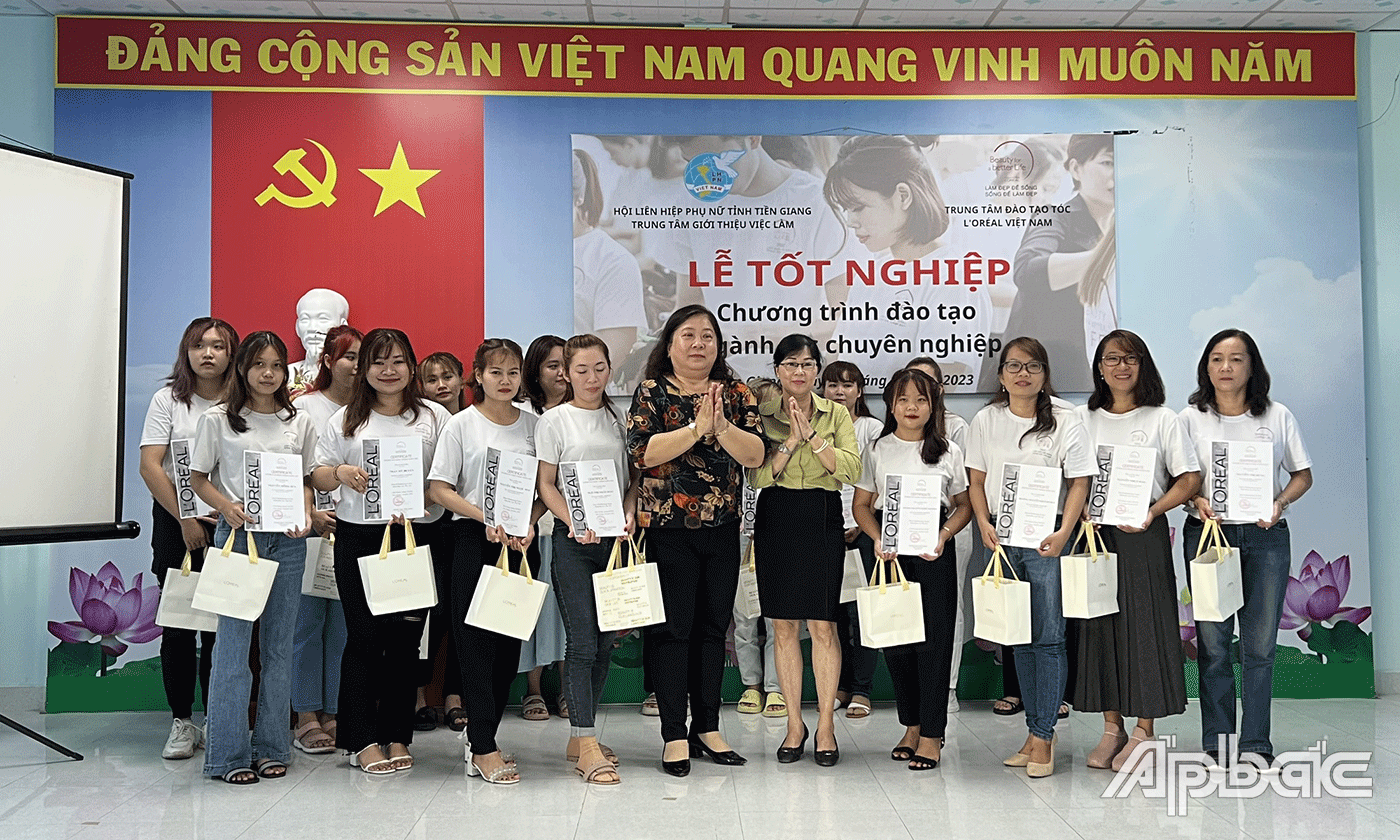 Trao chứng chỉ hoàn thành khóa học cho học viên.