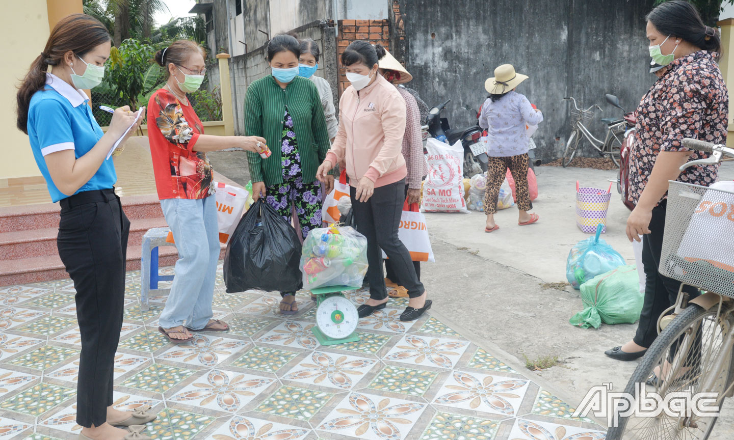 Mô hình Đổi rác lấy quà của Hội LHPN xã Lương Hòa Lạc, huyện Chợ Gạo.
