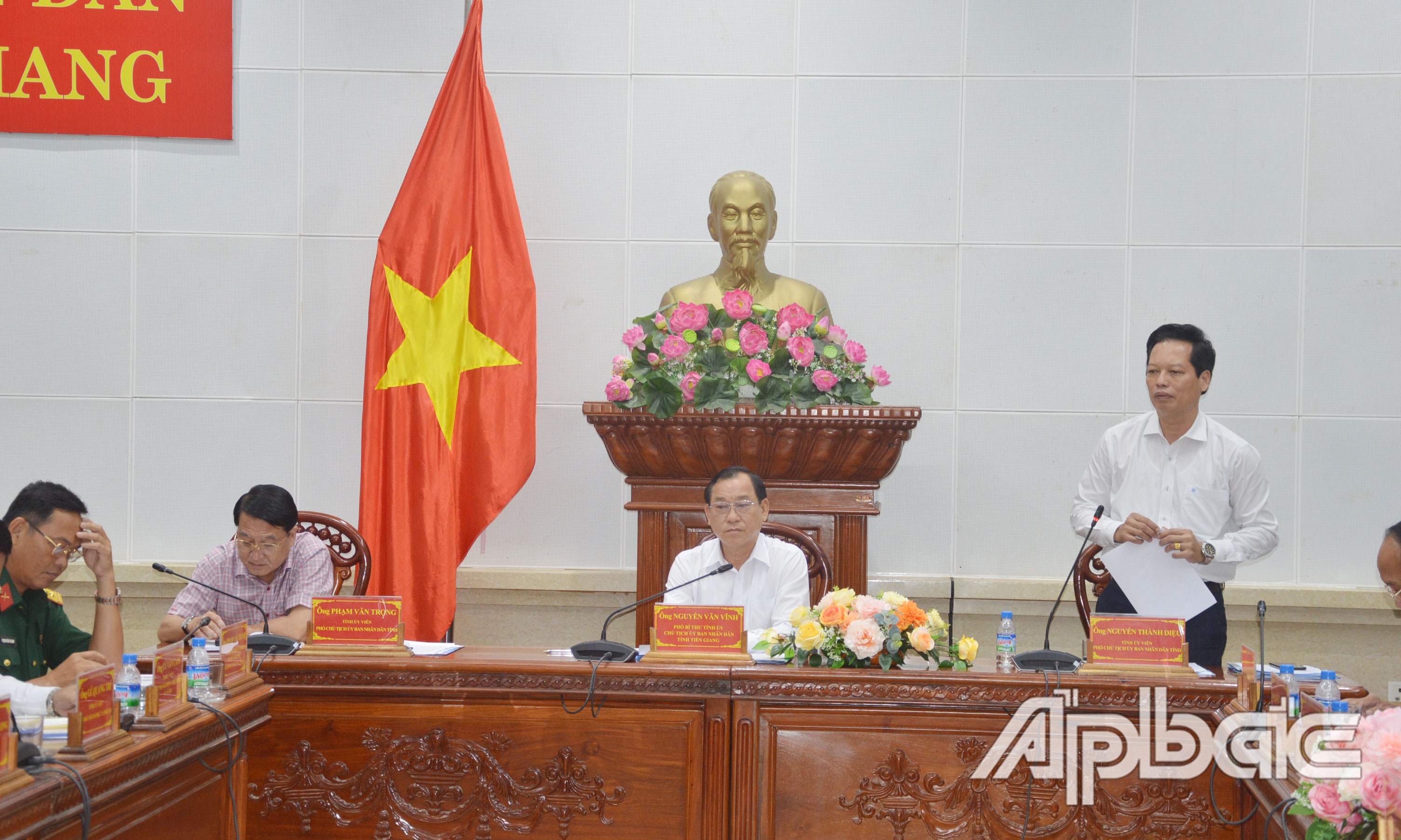 Phó Chủ tịch UBND tỉnh Nguyễn Thành Diệu phát biểu tại phiên họp.