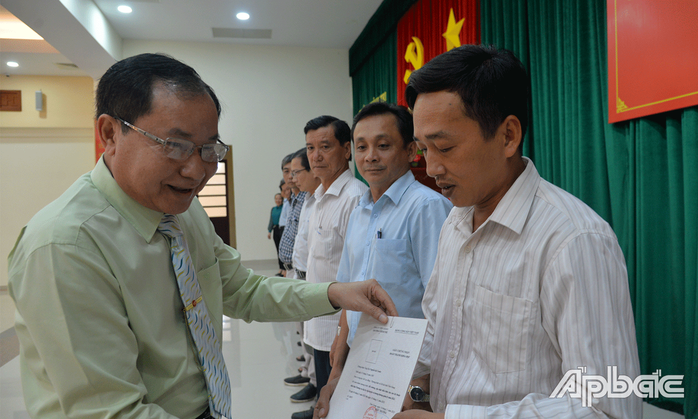Tiến sĩ Lê Văn Tý, Hiệu trưởng Trường Chính trị tỉnh trao chứng nhận cho các học viên.