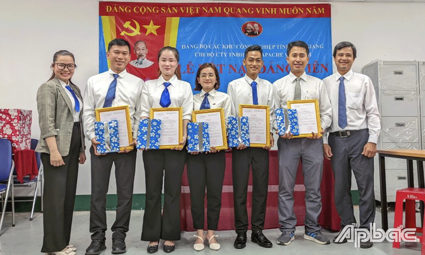 5 quần chúng ưu tú là công nhân lao động vinh dự được đứng vào hàng ngủ của đảng.