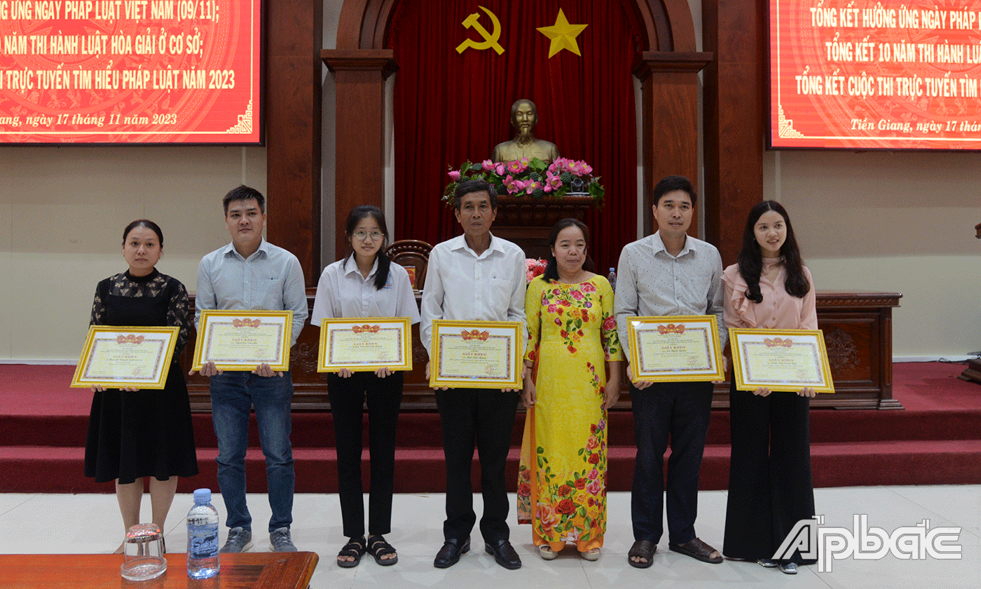 Phó Giám đốc Sở Tư pháp Đặng Thị Phụng trao giải Ba và Khuyến khích Cuộc thi trực tuyến.
