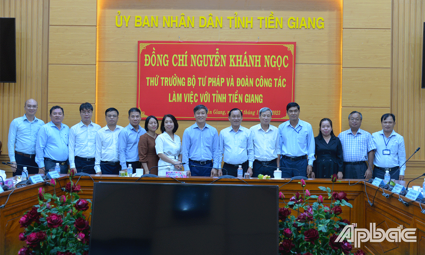 Chụp ảnh lưu niệm.