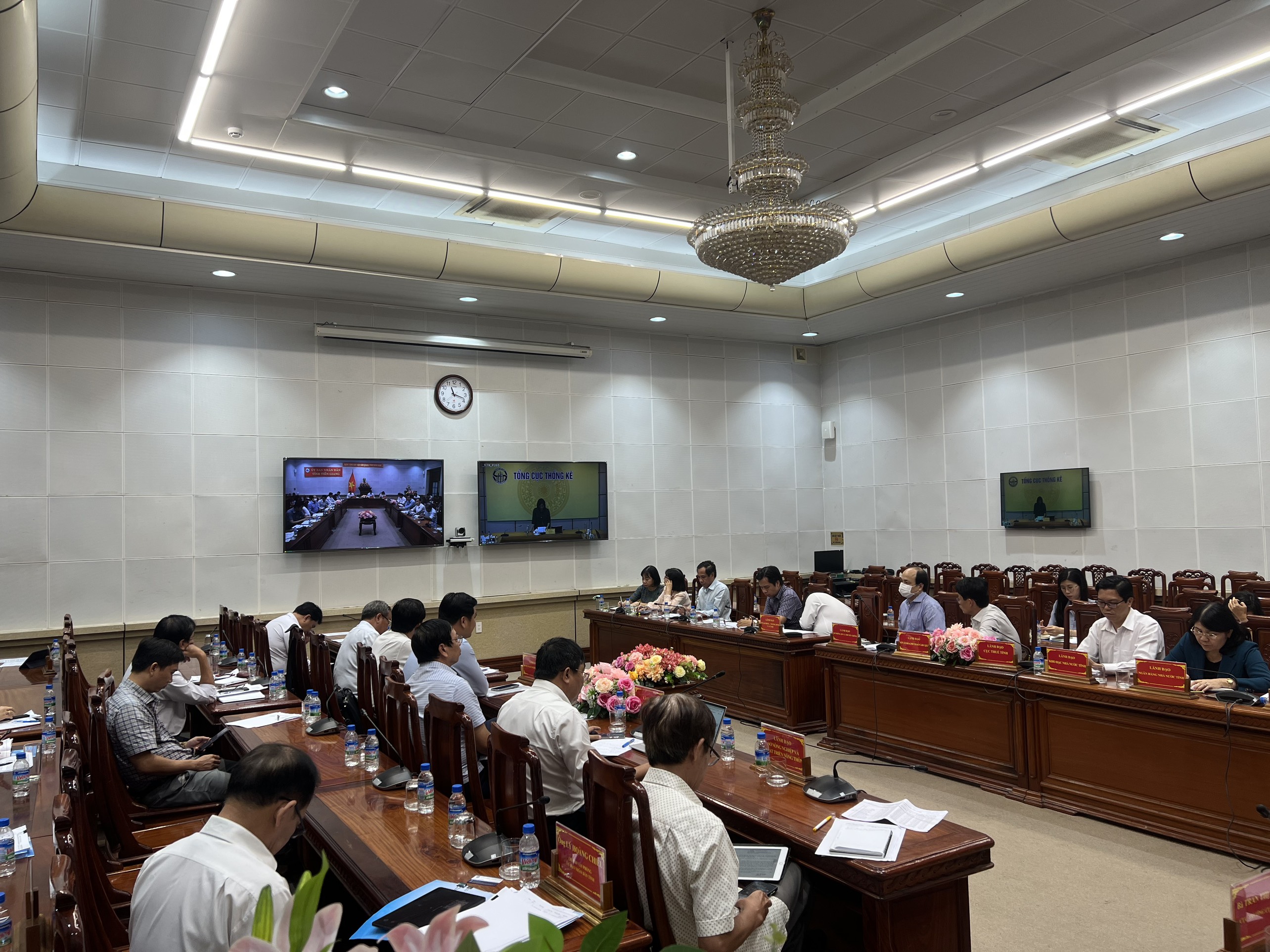 Quang cảnh cuộc họp.