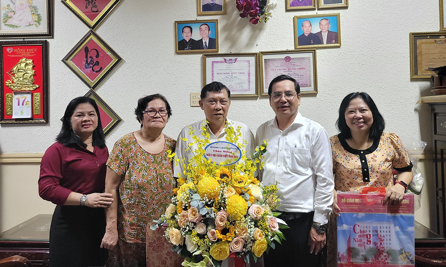Lãnh đạo Sở GD-ĐT thăm, tặng hoa, chúc mừng gia đình nguyên Phó Giám đốc Sở GD-ĐT  Phạm Anh Dũng. 
