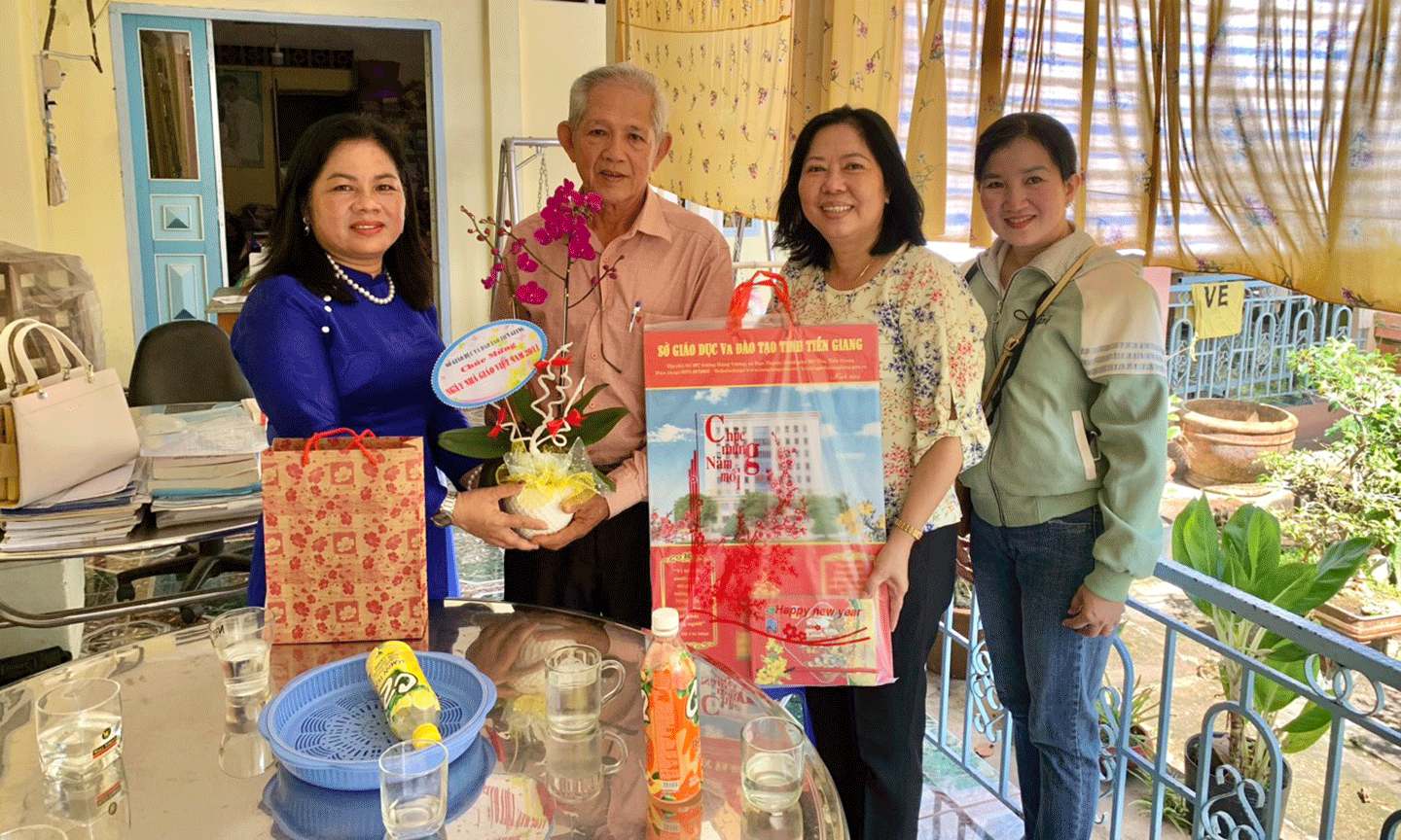 Lãnh đạo Sở GD-ĐT thăm, tặng hoa, chúc mừng gia đình nguyên Phó Giám đốc Sở GD-ĐT  Phạm Văn Khanh.