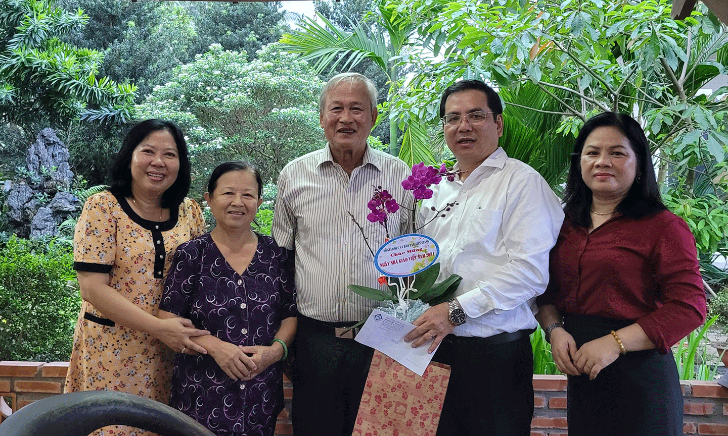 Lãnh đạo Sở GD-ĐT thăm, tặng hoa, chúc mừng nguyên Phó Giám đốc Sở GD-ĐT Trần Văn Trí cùng gia đình.