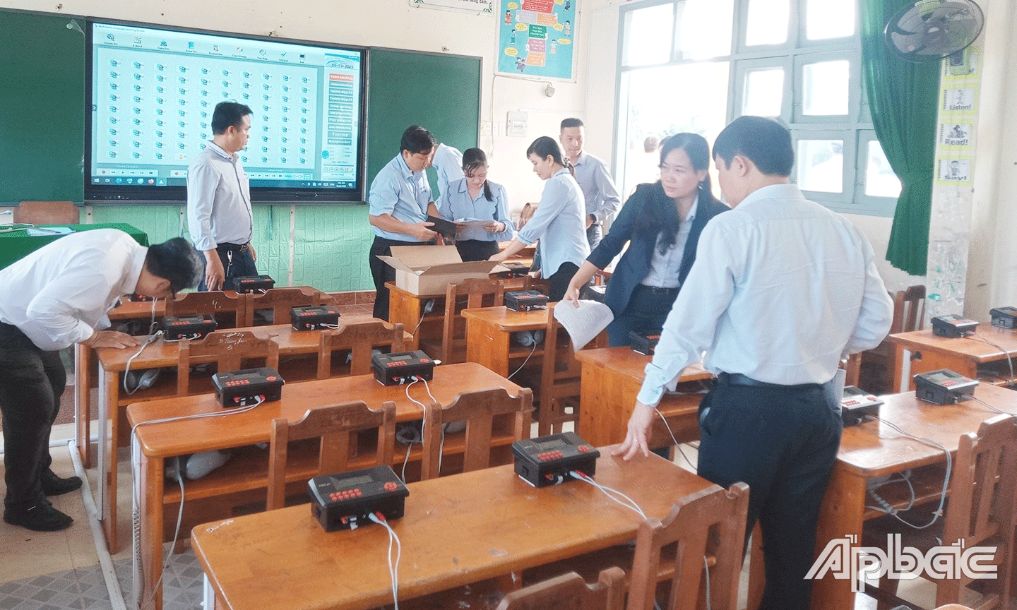 Đoàn công tác liên ngành Sở GD-ĐT và Sở Tài chính do Giám đốc Sở GD-ĐT Lê Quang Trí   làm Trưởng đoàn tổ chức nghiệm thu gói thầu lớp 2 tại Trường Tiểu học Thị trấn Chợ Gạo,  huyện Chợ Gạo vào ngày 13-6 -2023 (ảnh do Sở GD-ĐT cung cấp).