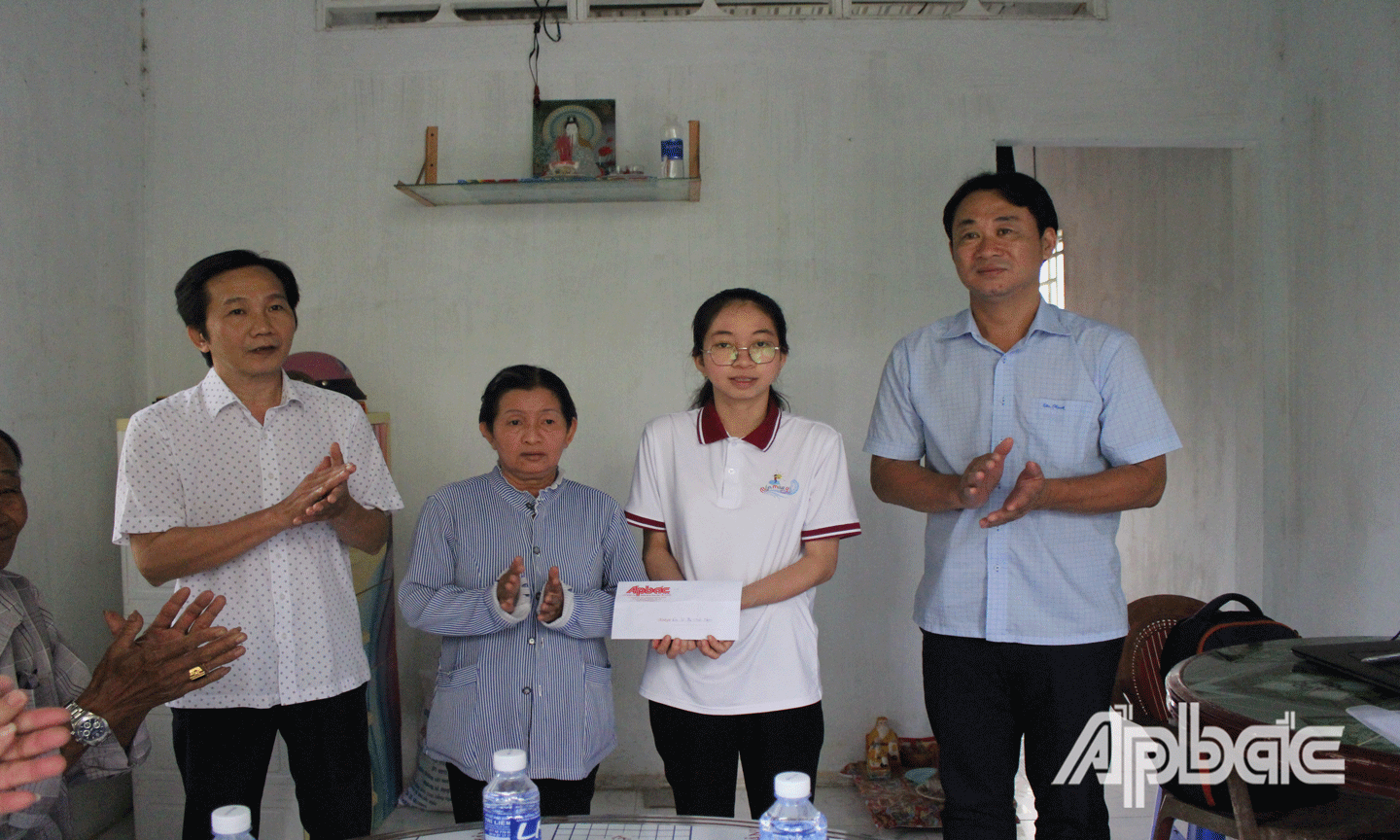 Nhà tài trợ trao tiền cho em Võ Ánh Ngọc. 
