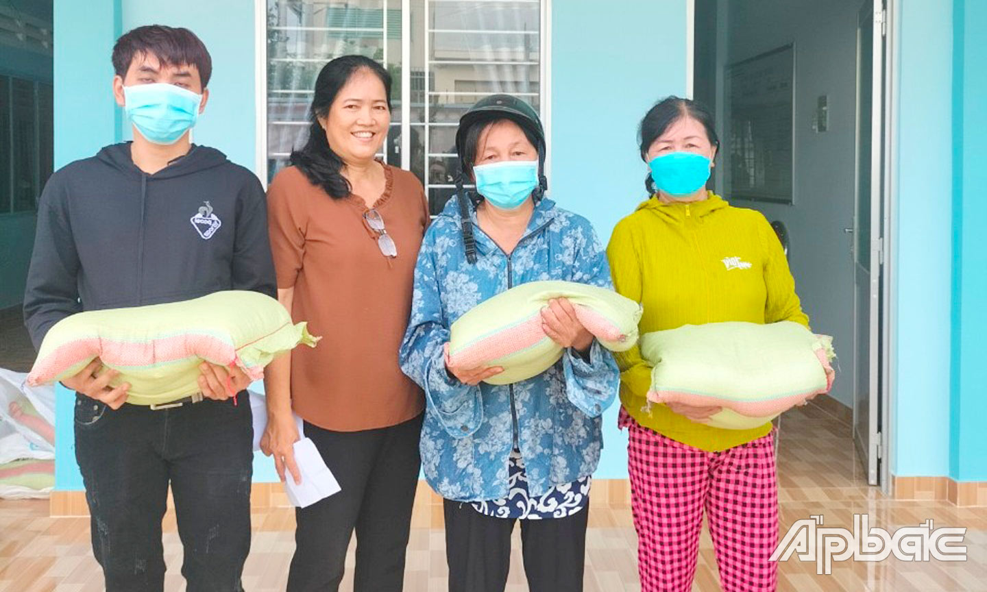 Phó Chủ tịch Hội NNCĐDC huyện Gò Công Tây Trần Kim Chi trao quà cho NNCĐDC ở xã Vĩnh Hựu và Bình Tân.