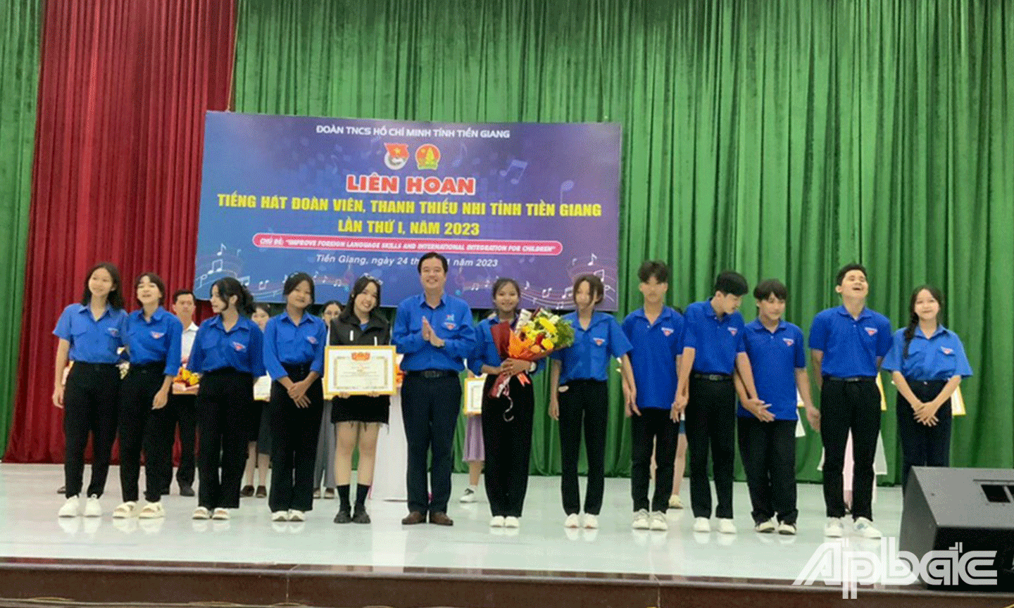 Ban tổ chức trao giải cho các đội tham gia