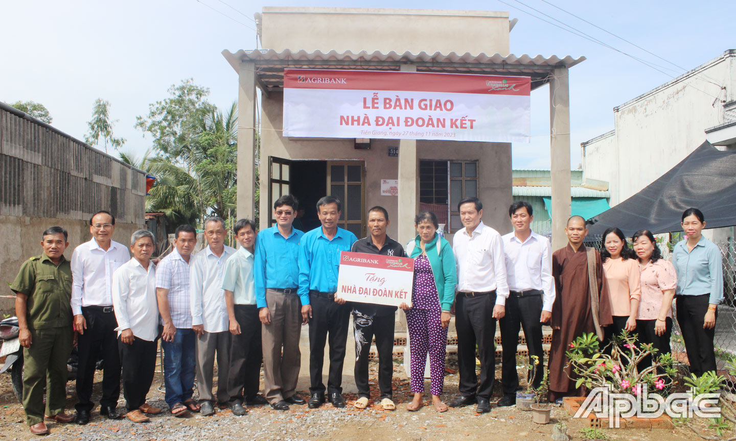 Lễ bàn giao nhà cho ở huyện Gò Công Đông cho bà Trần Thị Lập ngụ xã Tân Tây, huyện Gò Công Đông