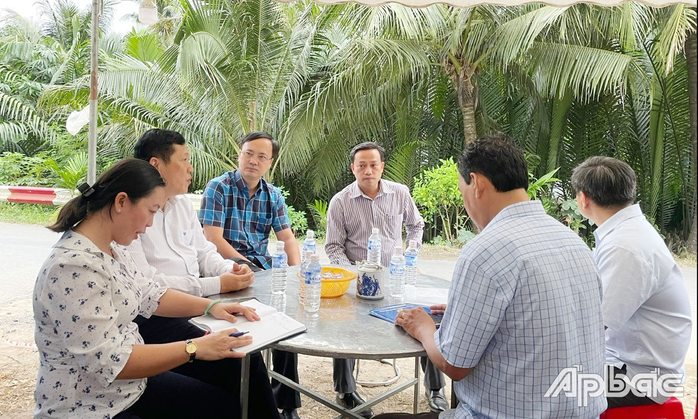 Tiến sĩ Phan Quang Minh,  Phó Cục trưởng Cục Thú y - Bộ NN&PTNT kiểm tra công tác phòng, chống DTHCP tại xã Xuân Đông.