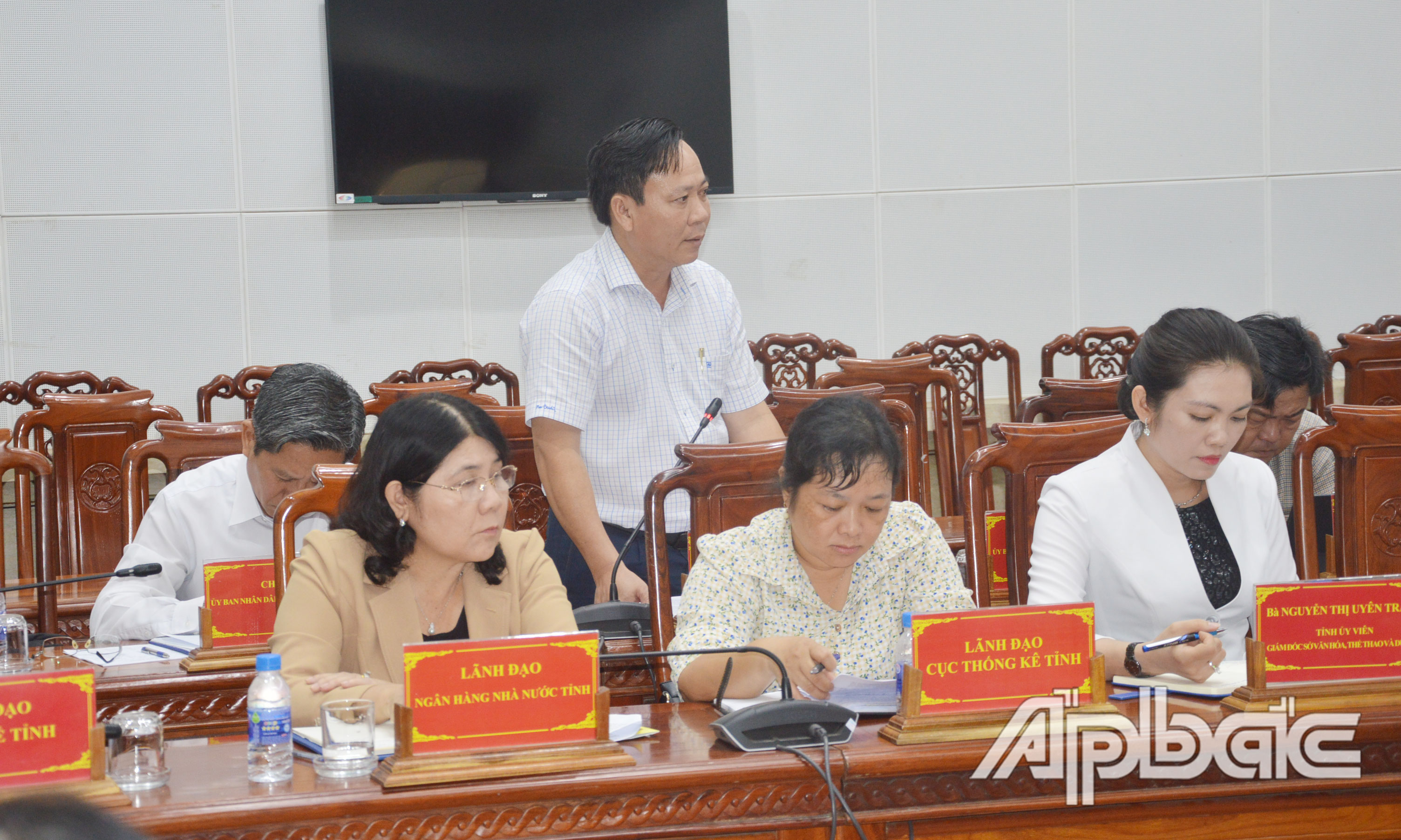 Chủ tịch UBND TX. Gò Công Giản Bá Huỳnh phát biểu tại phiên họp.