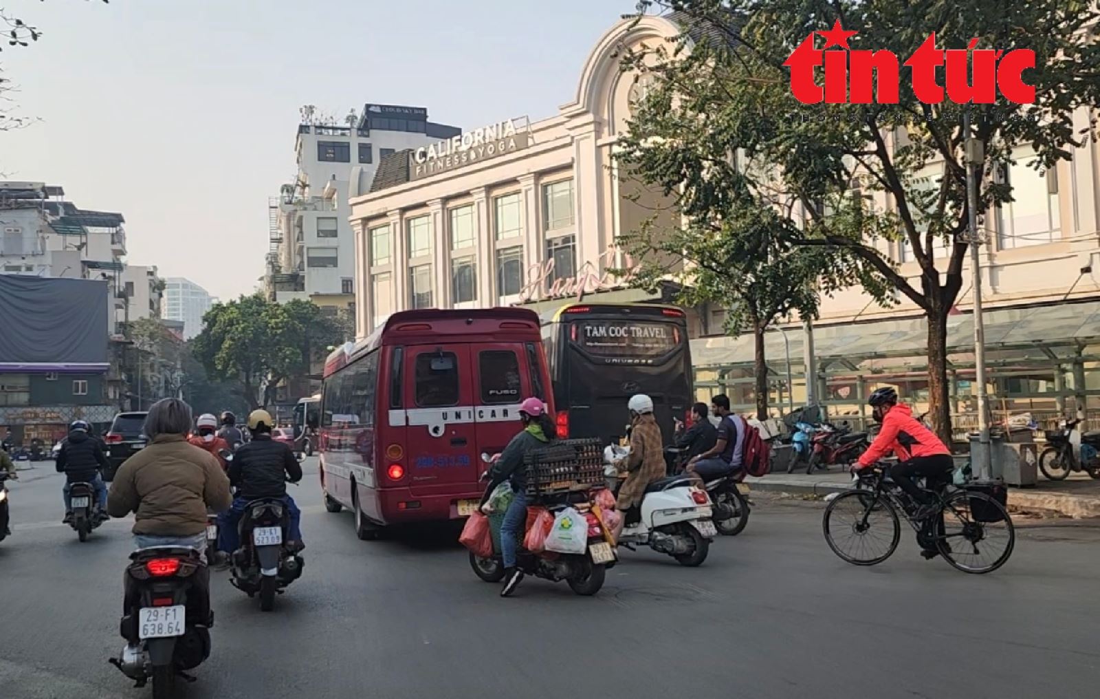 Vòng xuyến giao thông ngã sáu trước cổng chợ Hàng Da đang dần trở thành điểm tập kết của các loại xe hợp đồng.