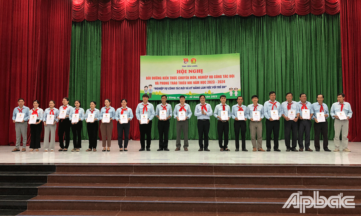 Trao giấy chứng nhận cho các học viên