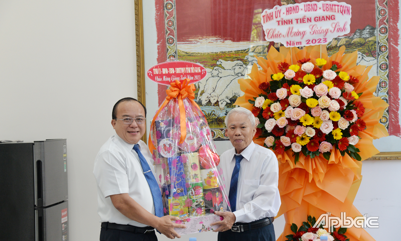 Đồng chí Nguyễn Chí Trung tặng hoa chúc mừng Giáng sinh Ban đại diện Hội thánh Tin Lành Việt Nam (Miền Nam) tỉnh Tiền Giang.