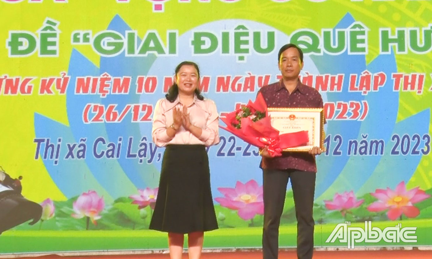 Đồng chí Võ Thị Búp trao giải Nhất toàn đoàn cho đơn vị xã Tân Phú.