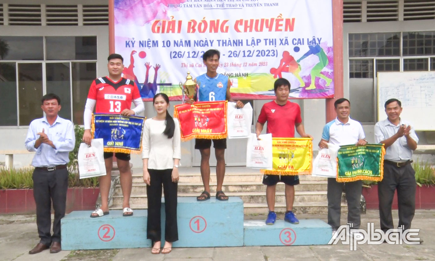 Ban Tổ chức trao giải cho các đơn vị.