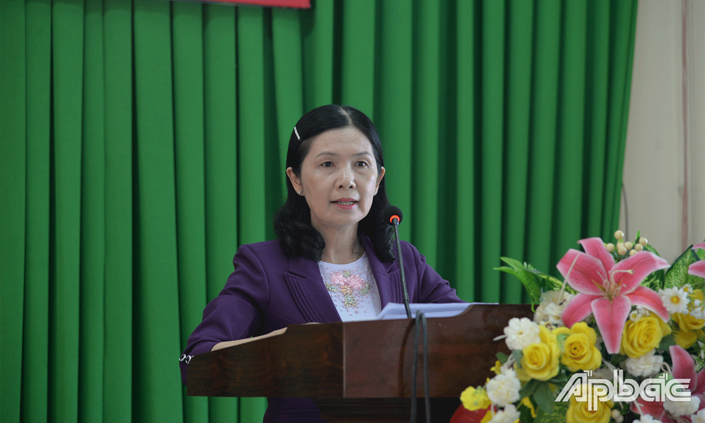 Đồng chí Nguyễn Thị Kim Nguyệt, Phó Bí thư Thường trực Huyện uỷ Chợ Gạo phát biểu gợi ý thảo luận tại hội nghị.