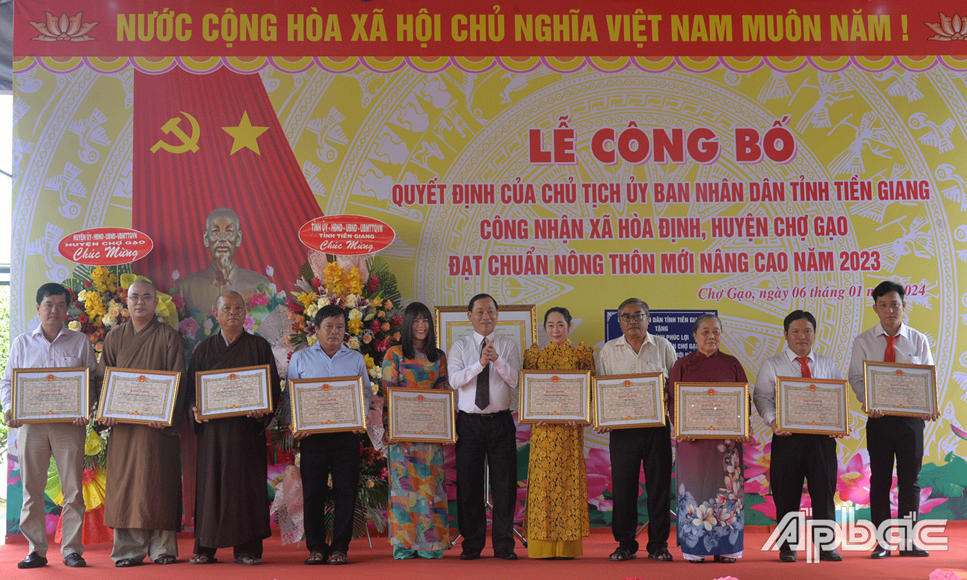Chủ tịch UBND tỉnh Nguyễn Văn Vĩnh trao Bằng khen cho các tập thể, cá nhân có đóng góp trong xạy dựng NTM nâng cao Hoà Định.