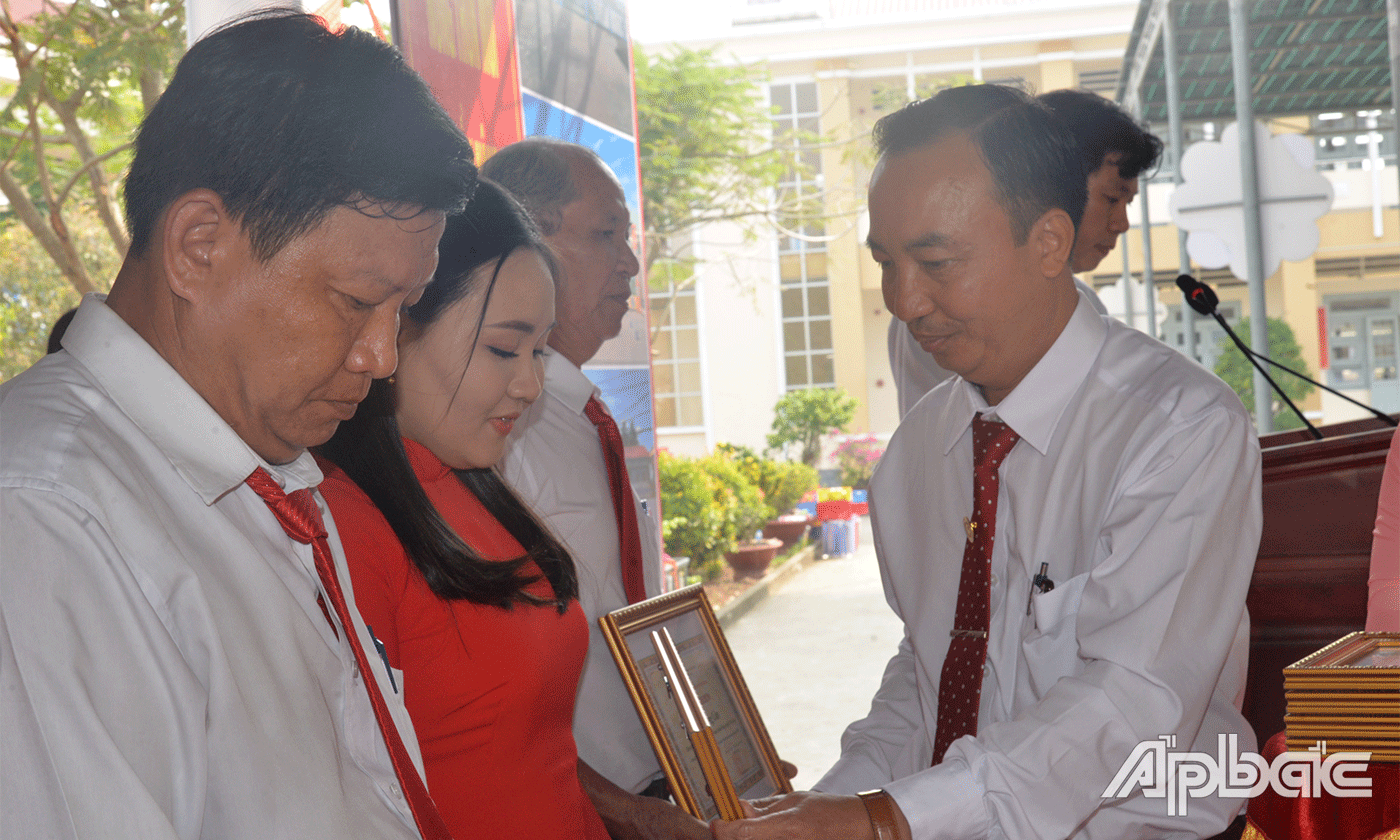 Bí thư Huyện uỷ Chợ Gạo Nguyễn Hồng Hữu trao Bằng khen của UBNDPhó Bí thư Huyện uỷ, Chủ tịch UBND huyện Chợ Gạo Phạm Hùng Vinh trao Bằng khen của UBND huyện cho các tập thể, cá nhân có đóng góp trong xạy dựng NTM nâng cao Hoà Định.