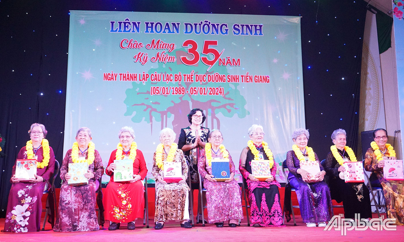 Ban Chủ nhiệm đã chúc thọ 40 hội viên trên 60 tuổi