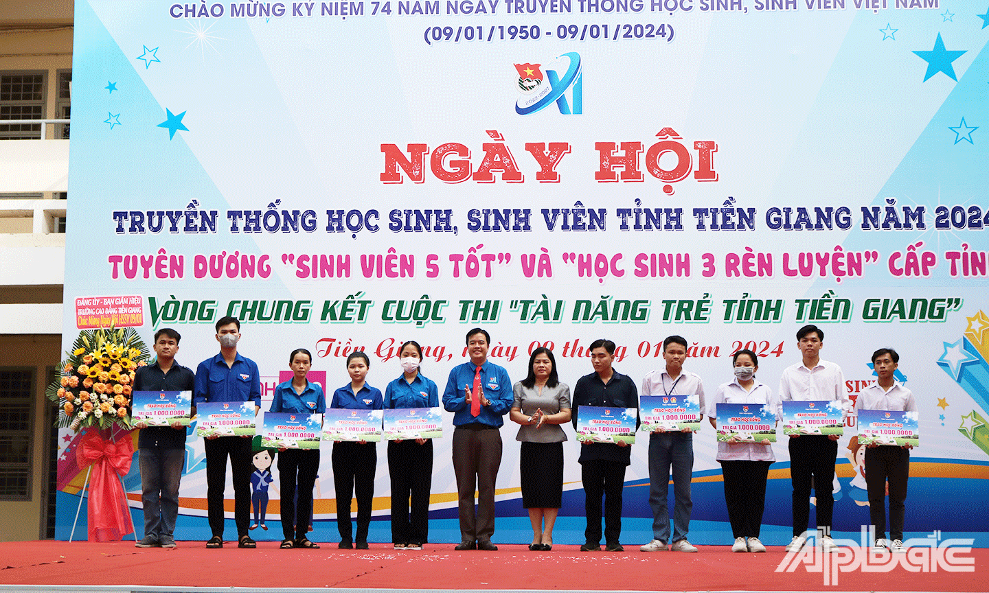 Trao học bổng “Vì tương lai Tiền Giang” cho 20 sinh viên có hoàn cảnh khó khăn trên địa bàn tỉnh