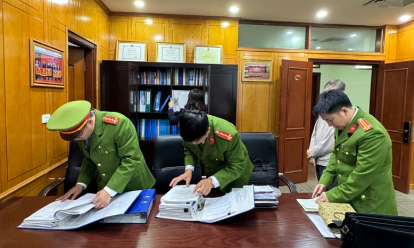 Công an khám xét nơi làm việc của bị can Hải.