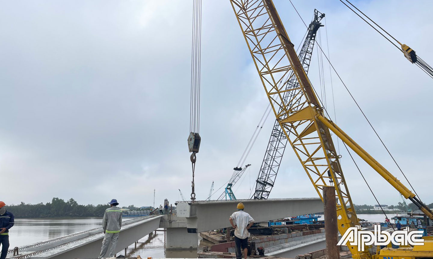 Hạn chế phương tiện thuỷ lưu thông qua cầu Tân Thạnh.