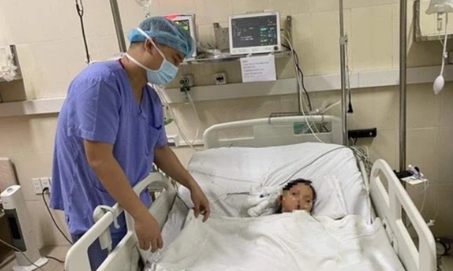 ác sĩ Bệnh viện Việt Đức chăm sóc cho bé gái sau ca ghép tim.