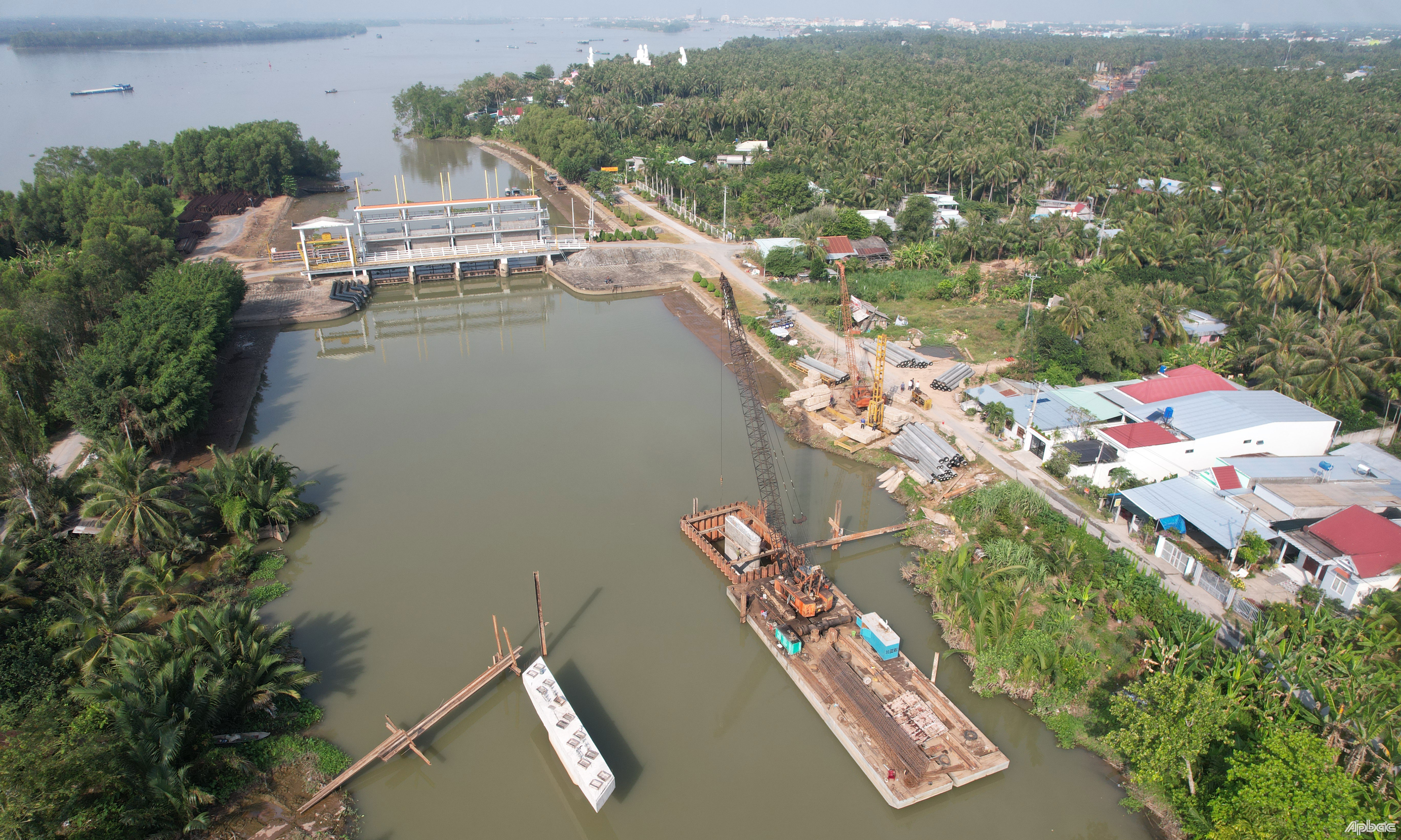 Hiện cống Xuân Hòa đang lấy gạn nước ngọt để bổ cấp cho vùng Ngọt hóa Gò Công.