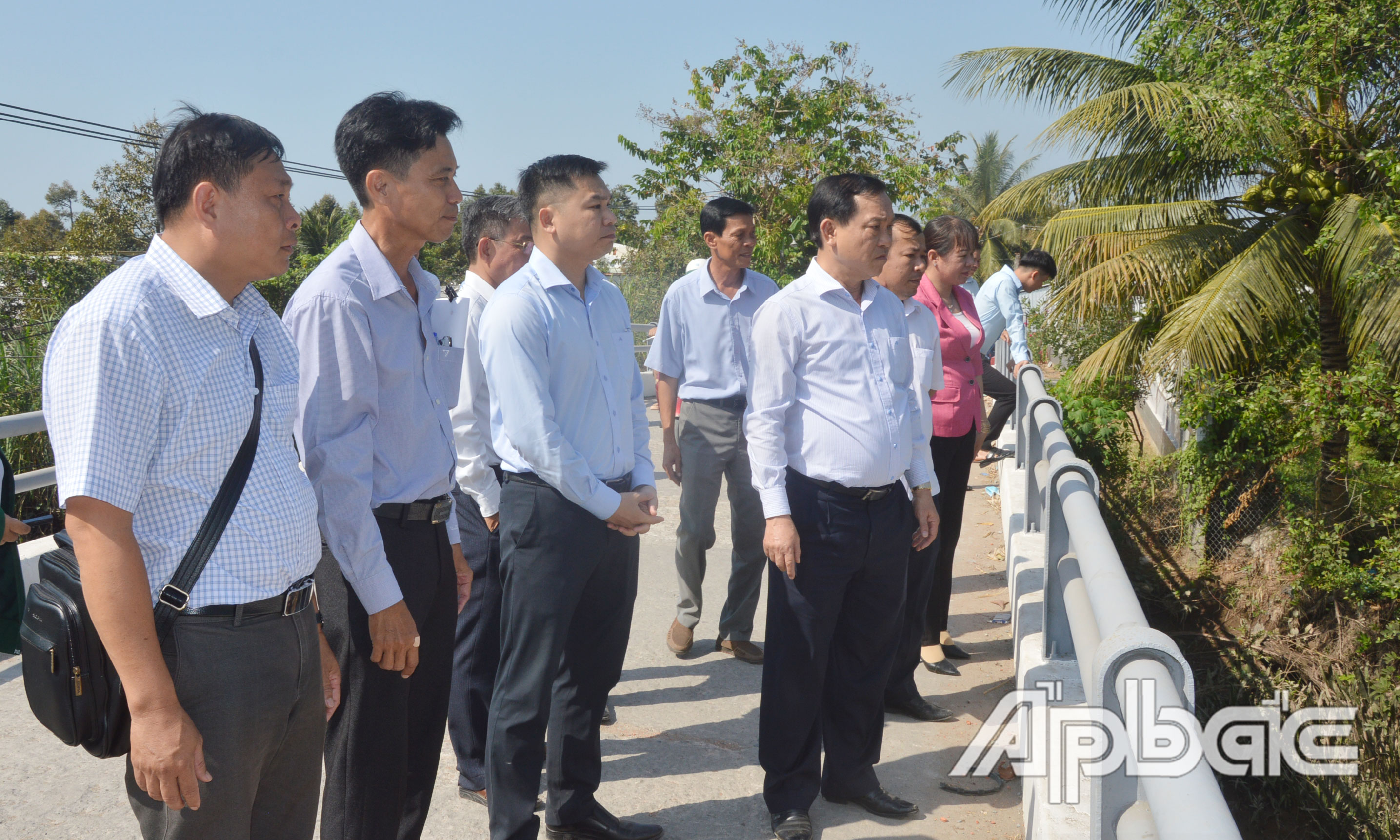 Đồng chí Nguyễn Văn Vĩnh khảo sát vị trí đắp đập thép ngăn mặn, trữ ngọt tại xã Ngũ Hiệp.