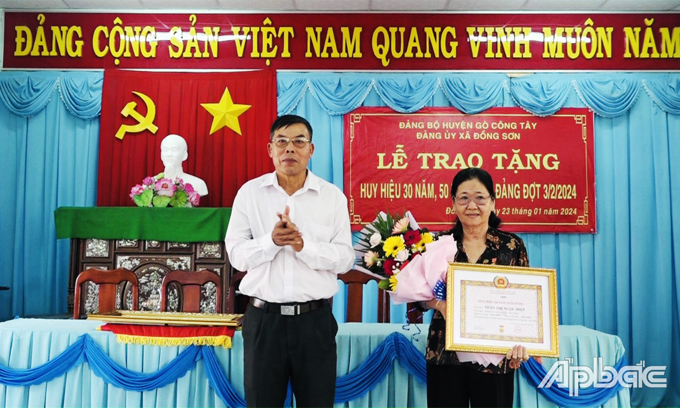 Lãnh đạo Uỷ ban kiểm tra Huyện ủy trao Huy hiệu cho Đảng viên