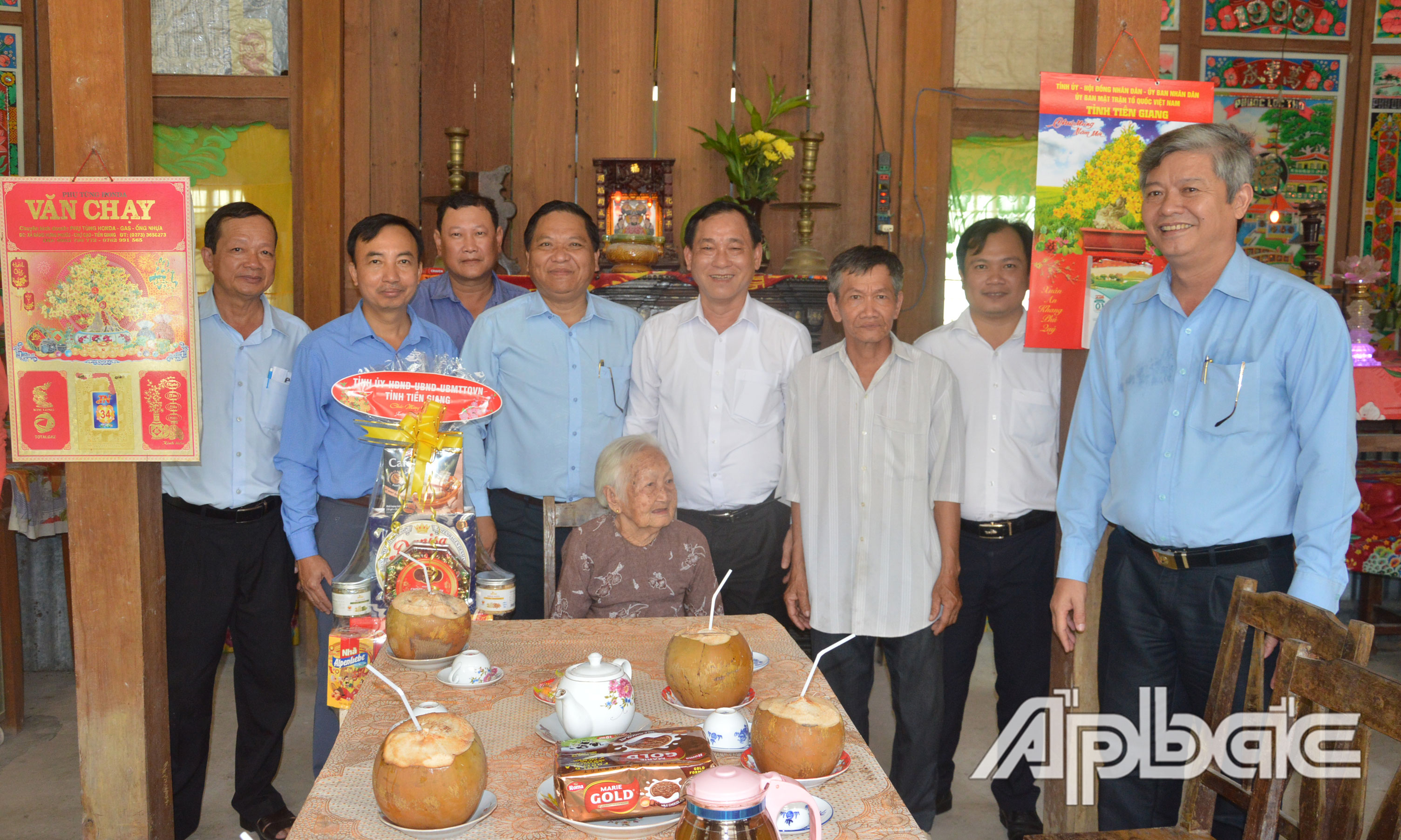 Đồng chí Nguyễn Văn Vĩnh tặng quà tết cho bà Trương Thị Năm, vợ liệt sĩ.