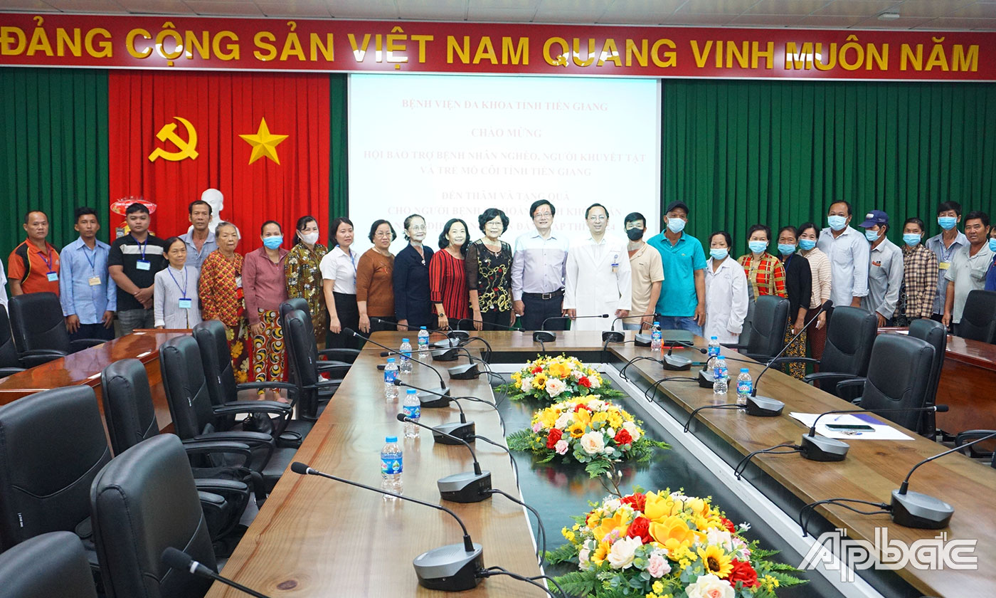 Đoàn đến thăm, tặng quà các bệnh nhân ở Bệnh viện Đa khoa Tiền Giang. 