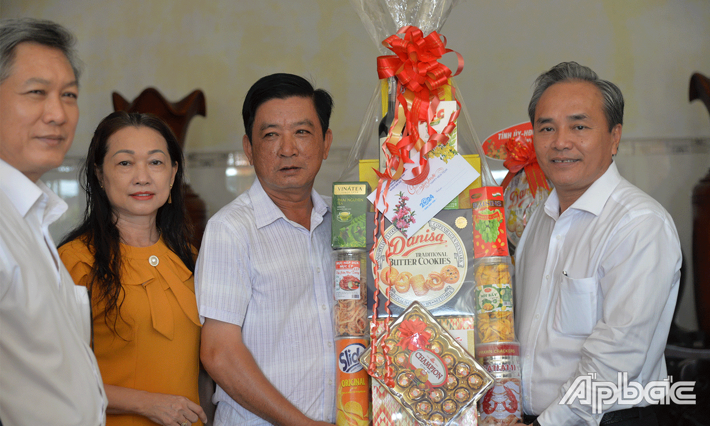 Đoàn thăm, chúc tết Công ty TNHH Long Việt.