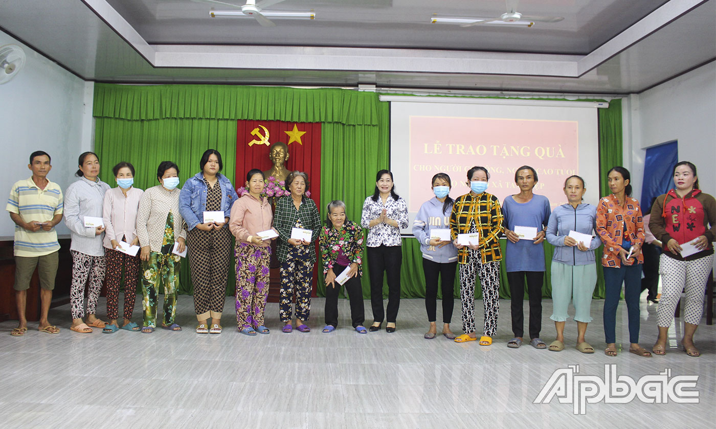 Trưởng Ban Tuyên giáo Tỉnh ủy Châu Thị Mỹ Phương trao quà cho các em học sinh trường THCS Xuân Diệu.