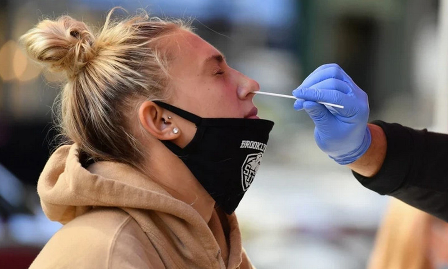 Nhân viên y tế lấy mẫu xét nghiệm Covid-19 cho người dân tại New York, Mỹ. (Ảnh: AFP/TTXVN)