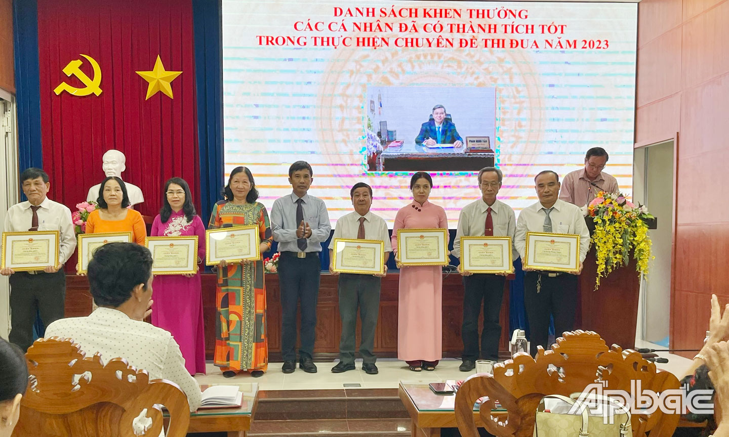 UBND TP. Mỹ Tho khen thưởng các tập thể, cá nhân có thành tích tốt trong thực hiện chuyên đề thi đua “Tiếp tục đẩy mạnh học tập và làm theo tư tưởng, đạo đức, phong cách Hồ Chí Minh” năm 2023.     