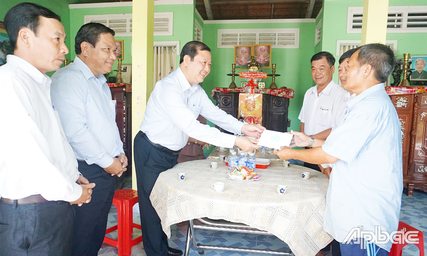 Đồng chí Phan Phùng Phú thăm, chúc tết gia đình đồng chí Phan Văn Khoẻ (Nguyên Bí thư Xứ uỷ Nam Bộ)