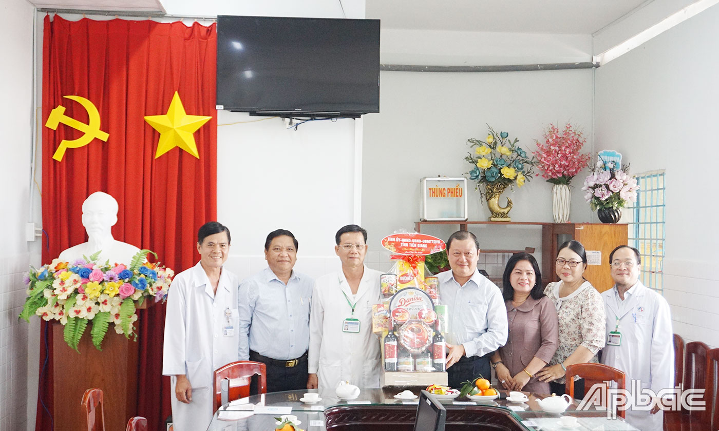 Đoàn đến thăm, chúc tết Bệnh viện Đa khoa Khu vực Cai Lậy
