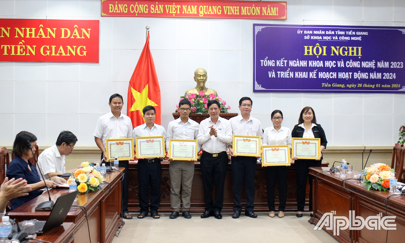 Sở KH&CN tỉnh Tiền Giang tặng Giấy khen cho nhiều tập thể có thành tích tốt trong năm 2023.