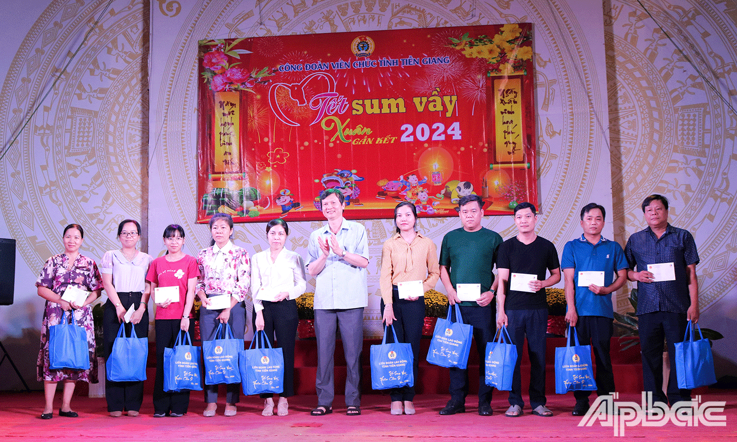 Đại diện lãnh đạo và Công đoàn cơ sở các cơ quan, đơn vị trao quà tết cho đoàn viên, cán bộ, công chức, viên chức, lao động của cơ quan đơn vị